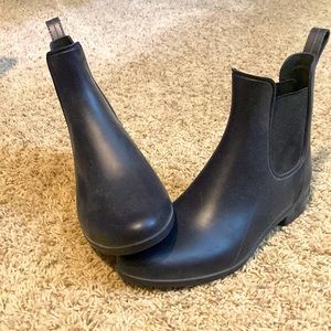 Dark blue rain booties size 6